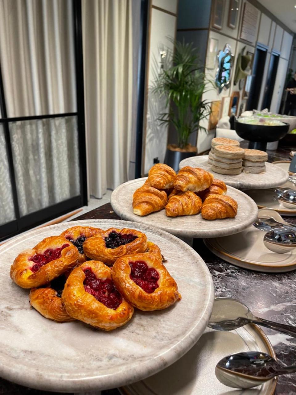 悉尼 202 Elizabeth酒店 外观 照片 Croissants and other pastries
