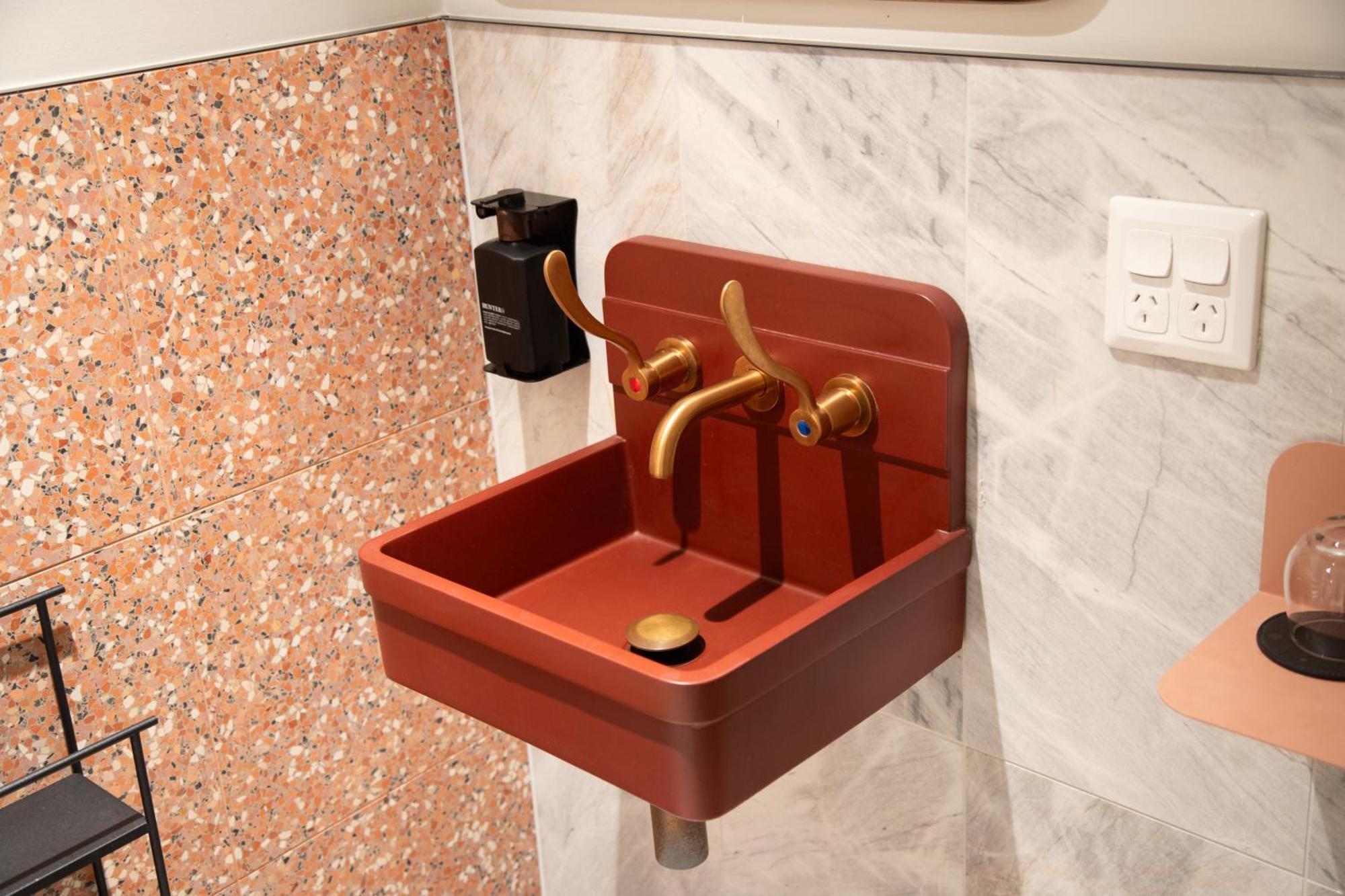 悉尼 202 Elizabeth酒店 外观 照片 A wall mounted sink